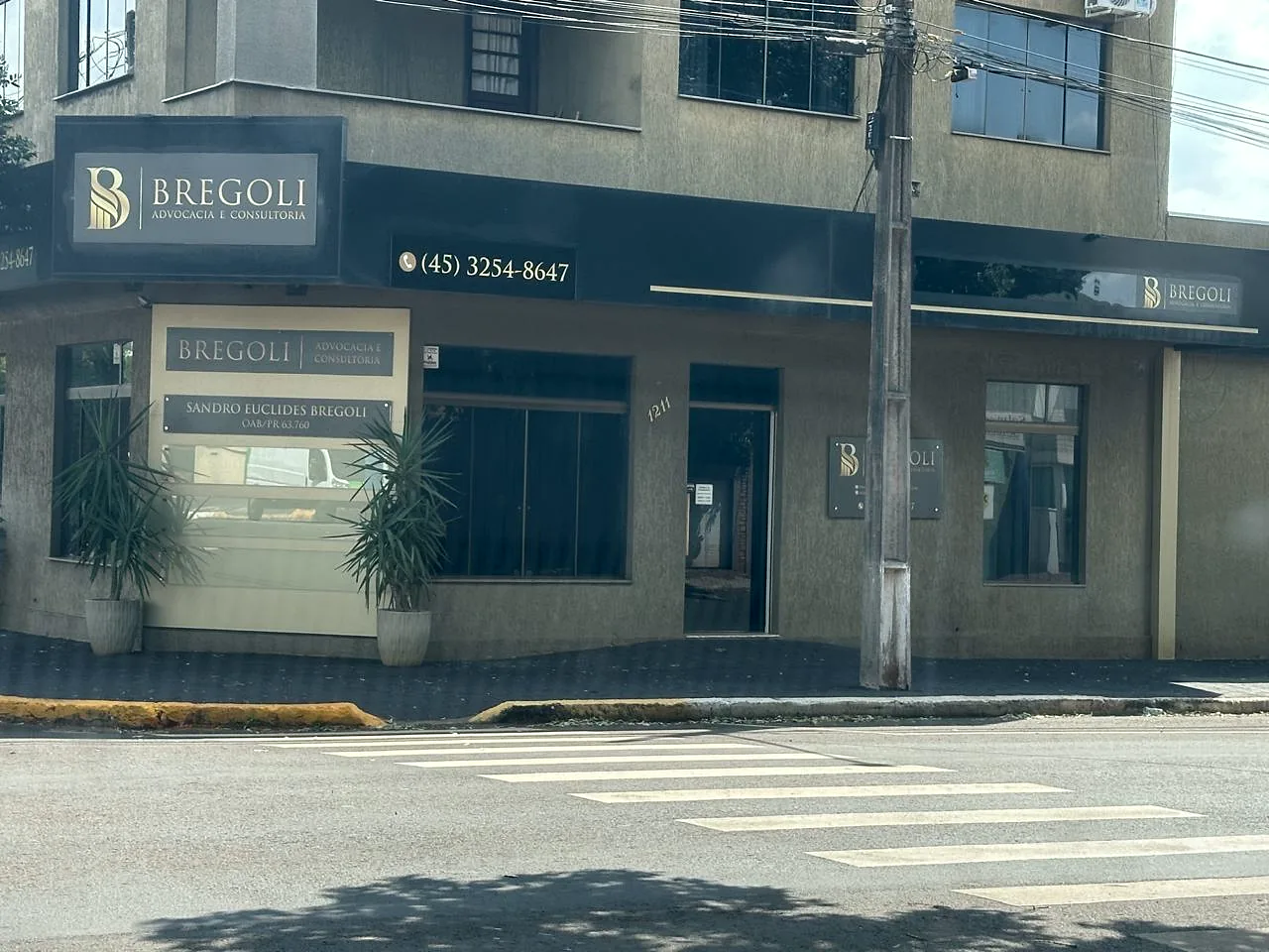 Vista ampla da fachada do escritório Bregoli Advocacia
